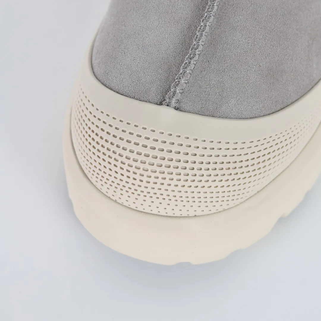 Pick up locally 💰620 Core recommendation Good price Cashmere insoles are a good choice for keeping warm in winter and at home. In the new year, uug launched a series of styles, which are partially geared towards the preferences of young consumers and are also at the forefront of fashion trends. Shoe body material Water-repellent coated suede upper 17mm UGGPURE™ implanted wool insole Lightweight non-slip comfortable rubber outsole With brand LOGO Trademark Comes with a full set of packaging Size: 40 41 42 43 44